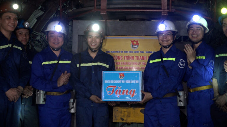 BCH Đoàn TKV tặng quà cho ĐVTN Công ty Than Khe Chàm. BCH Đoàn TKV tặng quà cho ĐVTN Công ty Than Khe Chàm.