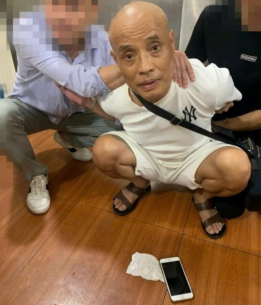 Bắt quả tang đối tượng Trần Duy Cường đang cất giấu trái phép 03 túi nilon chứa ma túy đá. Bắt quả tang đối tượng Trần Duy Cường đang cất giấu trái phép 03 túi nilon chứa ma túy đá.