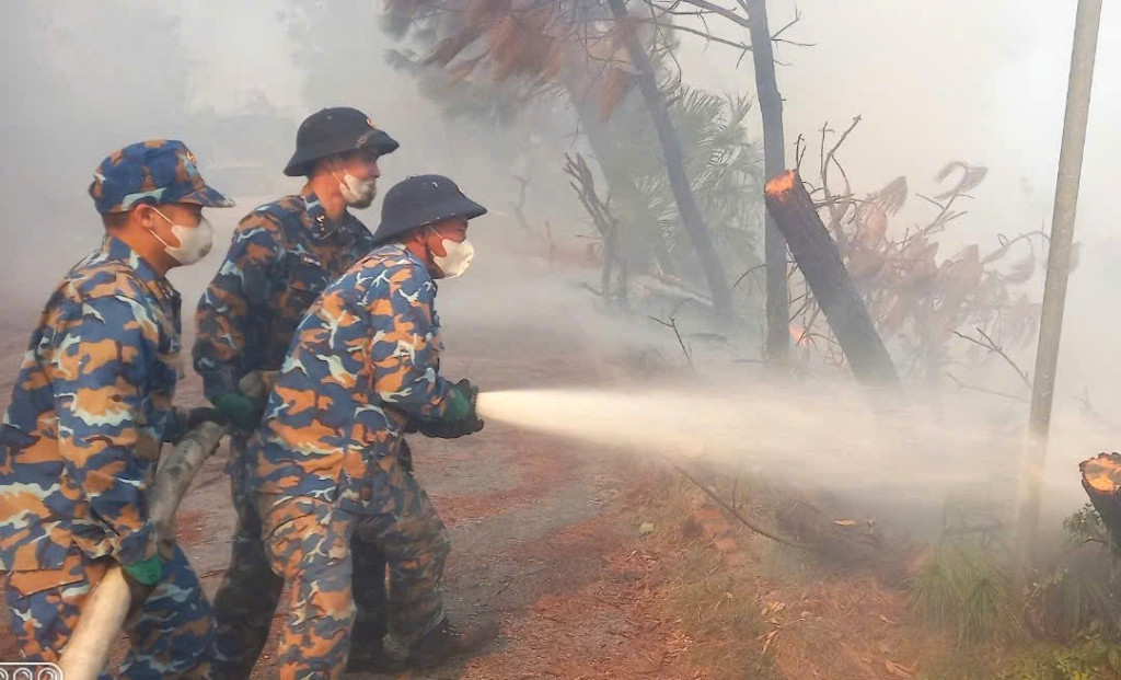 Lực lượng chức năng phun nước dập lửa.