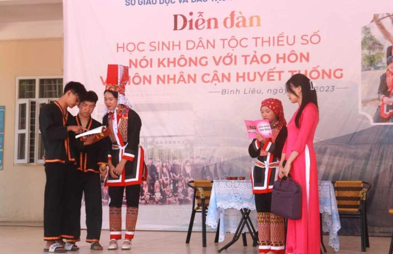 Học sinh dân tộc thiểu số tham gia diễn đàn bình đẳng giới. Học sinh dân tộc thiểu số tham gia diễn đàn bình đẳng giới.