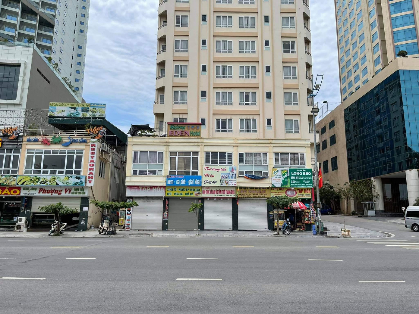 Cả một khu phố cửa đóng then cài không bóng người qua lại. Đây là hình ảnh chưa từng xảy ra ở Bãi Cháy, Hạ Long. Cả một khu phố cửa đóng then cài không bóng người qua lại. Đây là hình ảnh chưa từng xảy ra ở Bãi Cháy, Hạ Long.