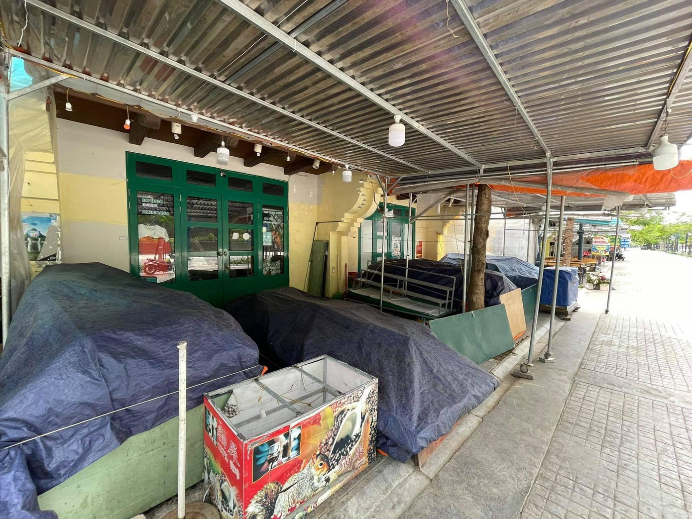 Đã nhiều tháng nay, khu phố này vẫn nằm yên bất động. Hàng quán xuống cấp, các vật dụng cũng bị hư hỏng nặng. Đã nhiều tháng nay, khu phố này vẫn nằm yên bất động. Hàng quán xuống cấp, các vật dụng cũng bị hư hỏng nặng.