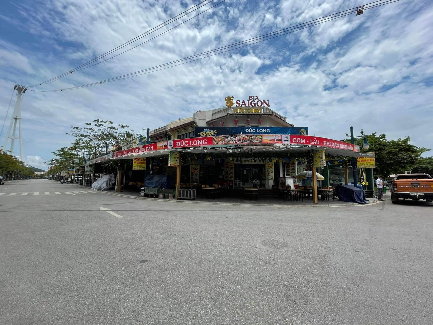 Mùa hè, mùa nhộn nhịp, mùa thu hoạch của ngành du lịch ở Quảng Ninh. Nhưng năm nay, mùa hè trở thành mùa hè không ai muốn có. Trong ảnh là khu phố du lịch sầm uất nhất Hạ Long không 1 bóng người. Mùa hè, mùa nhộn nhịp, mùa thu hoạch của ngành du lịch ở Quảng Ninh. Nhưng năm nay, mùa hè trở thành mùa hè không ai muốn có. Trong ảnh là khu phố du lịch sầm uất nhất Hạ Long không 1 bóng người.