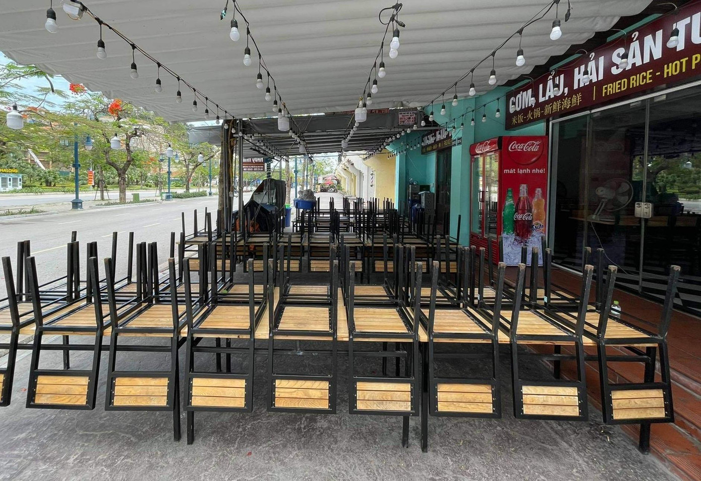 Khác xa với hình ảnh du khách chen chúc nhau dưới cái nắng đầu hè là những hàng ghế xếp chồng lên nhau để tránh bụi. Khác xa với hình ảnh du khách chen chúc nhau dưới cái nắng đầu hè là những hàng ghế xếp chồng lên nhau để tránh bụi.