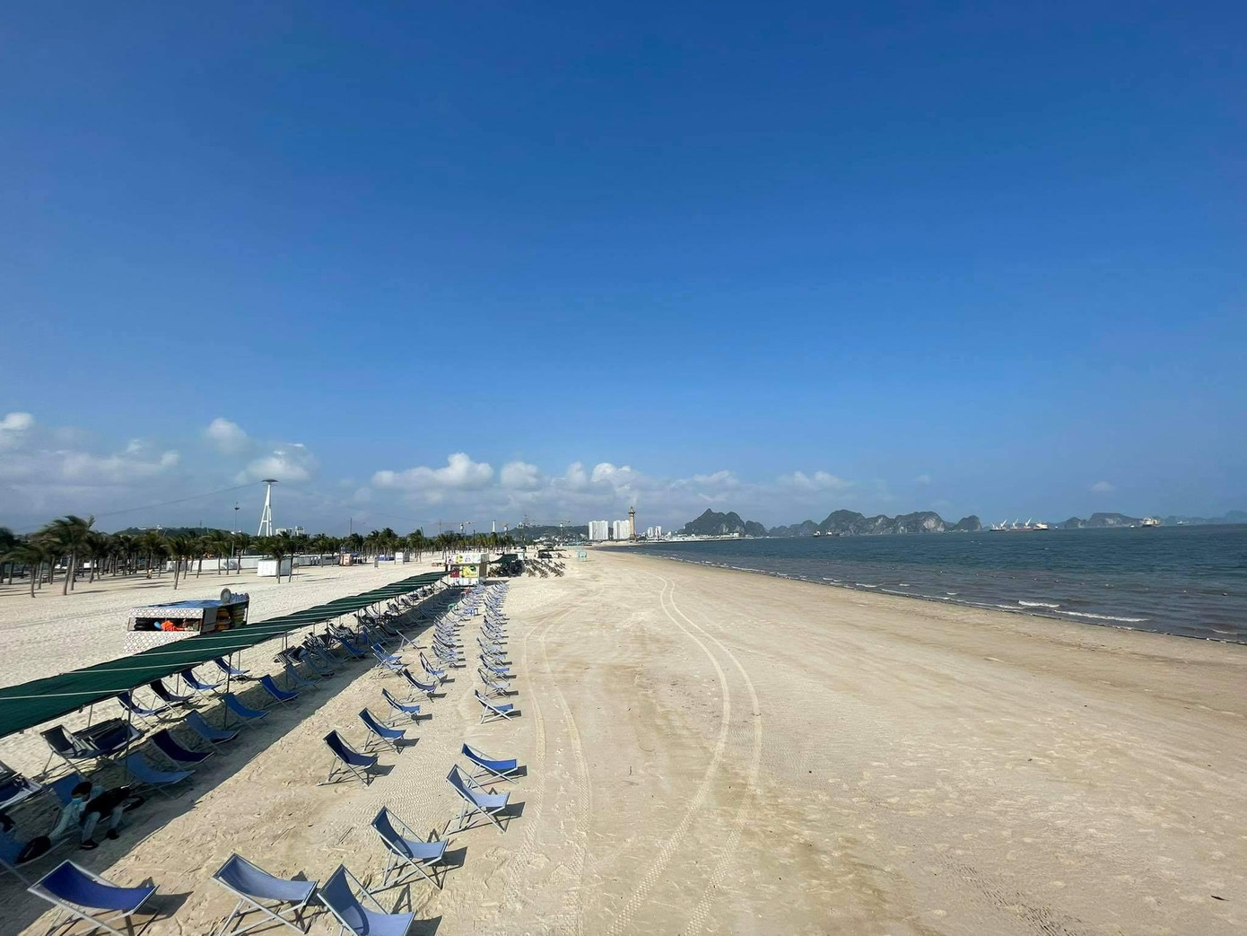 Ngày này những năm trước, bãi biển luôn ken đặc người xuống tắm. Nay chỉ còn trơ trọi những chiếc ghế trống không. COVID-19 gần như đã tàn phá không thương tiếc những gì nó đi qua. Ngày này những năm trước, bãi biển luôn ken đặc người xuống tắm. Nay chỉ còn trơ trọi những chiếc ghế trống không. COVID-19 gần như đã tàn phá không thương tiếc những gì nó đi qua.