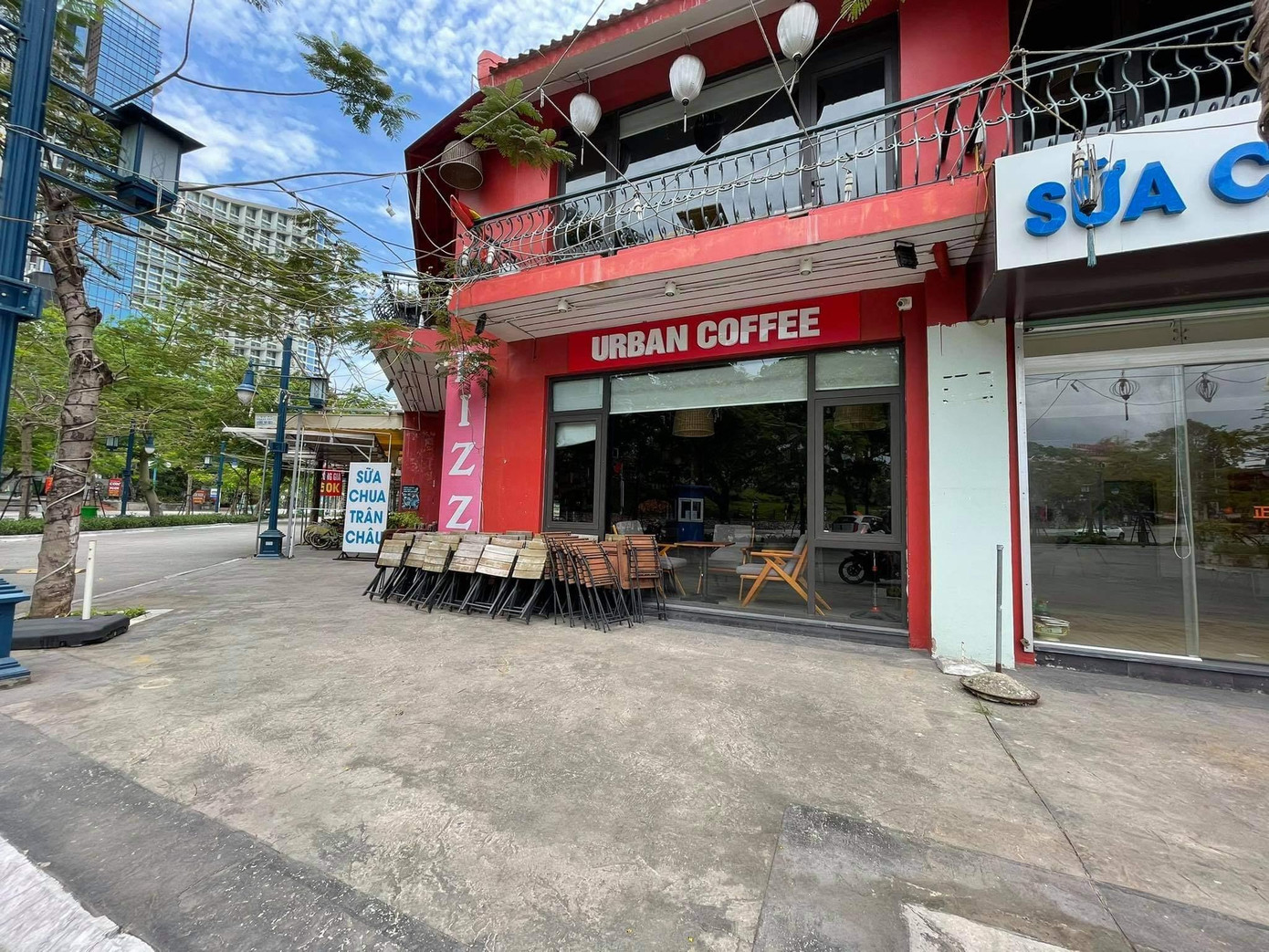 Lác đác vài cửa hàng vẫn cho người nhà đến trông coi, quét dọn. Đa số các hàng quán khác đều chọn phương án đóng cửa chờ ngày hết dịch. Lác đác vài cửa hàng vẫn cho người nhà đến trông coi, quét dọn. Đa số các hàng quán khác đều chọn phương án đóng cửa chờ ngày hết dịch.