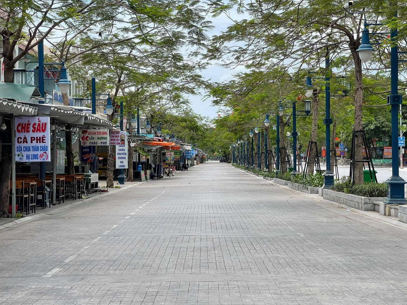 Những con đường trải dài, heo hút. Người dân vẫn dọn dẹp đường phố sạch sẽ như chờ đợi một phép màu đẩy lùi COVID, để du khách lại về với Quảng Ninh. Những con đường trải dài, heo hút. Người dân vẫn dọn dẹp đường phố sạch sẽ như chờ đợi một phép màu đẩy lùi COVID, để du khách lại về với Quảng Ninh.