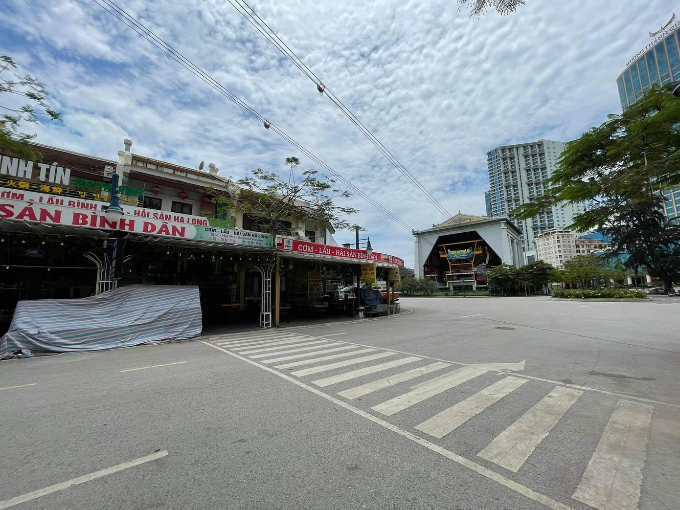 Thiệt hại mà COVID-19 gây ra quả thực rất đáng sợ. Chính quyền Quảng Ninh vẫn kêu gọi người dân cố gắng chung tay đẩy lùi dịch bệnh, thực hiện tốt các biện pháp 5K, tuân thủ, chấp hành quy định phòng chống dịch. Thiệt hại mà COVID-19 gây ra quả thực rất đáng sợ. Chính quyền Quảng Ninh vẫn kêu gọi người dân cố gắng chung tay đẩy lùi dịch bệnh, thực hiện tốt các biện pháp 5K, tuân thủ, chấp hành quy định phòng chống dịch.