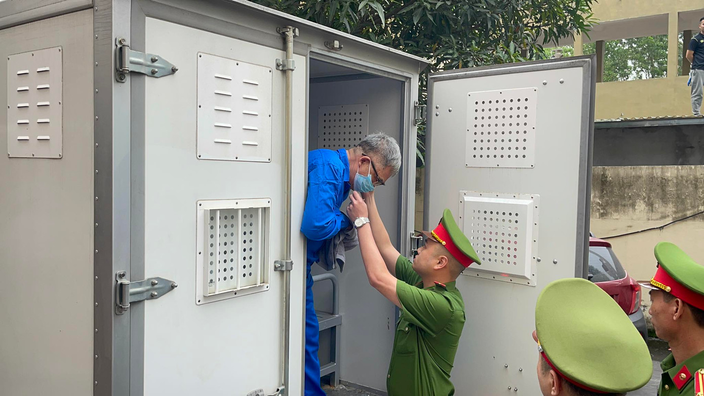 Ông Đỗ Hữu Ca được cán bộ Công an đeo lại khẩu trang trước khi xuống xe. Ông Đỗ Hữu Ca được cán bộ Công an đeo lại khẩu trang trước khi xuống xe.