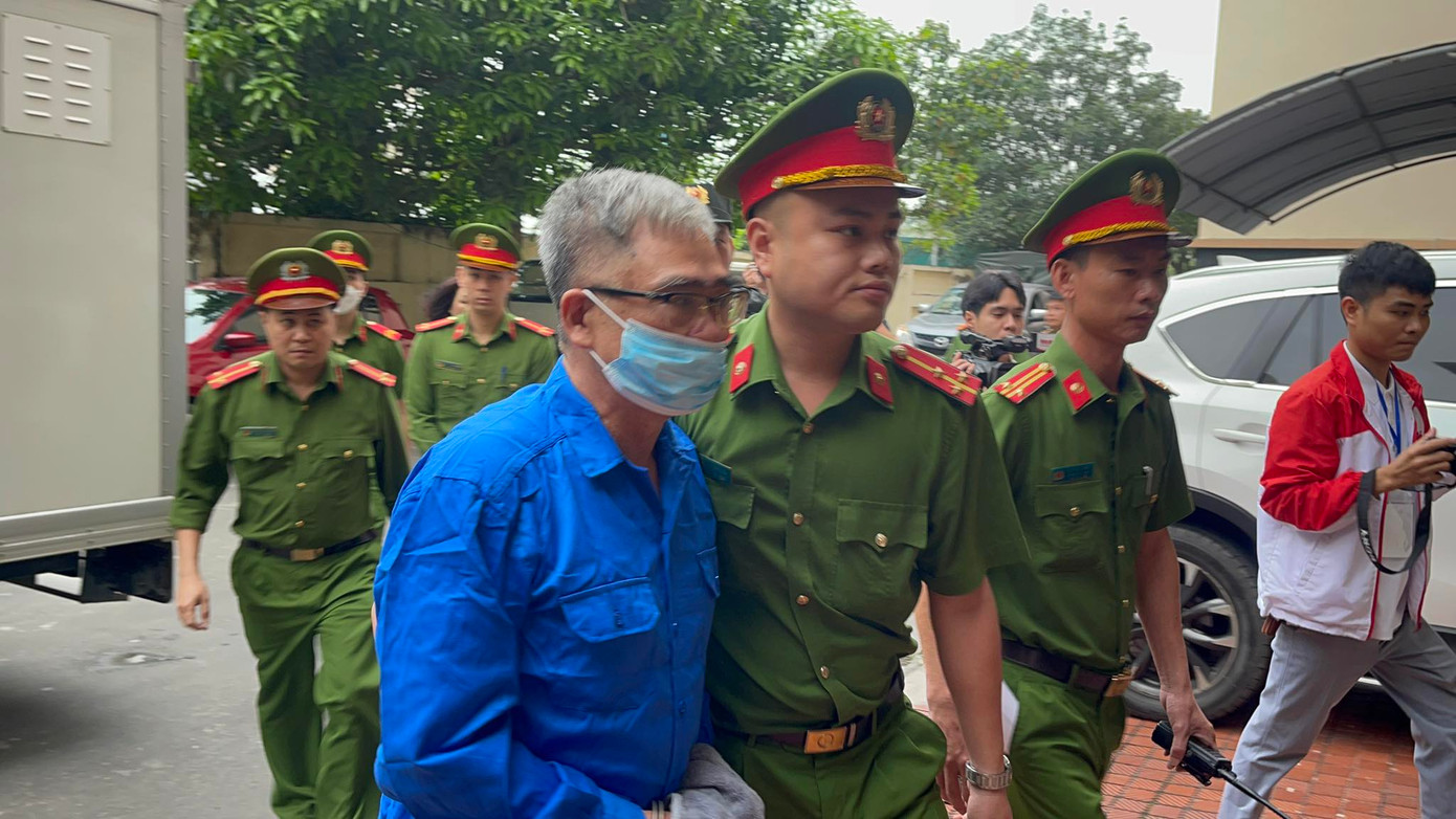 Ông Đỗ Hữu Ca, cựu Giám đốc Công an Hải Phòng được dẫn giải đến toà, với dáng vẻ bề ngoài gầy, tóc bạc hơn nhiều so với thời điểm trước khi vướng vòng lao lý. Ông Đỗ Hữu Ca, cựu Giám đốc Công an Hải Phòng được dẫn giải đến toà, với dáng vẻ bề ngoài gầy, tóc bạc hơn nhiều so với thời điểm trước khi vướng vòng lao lý.