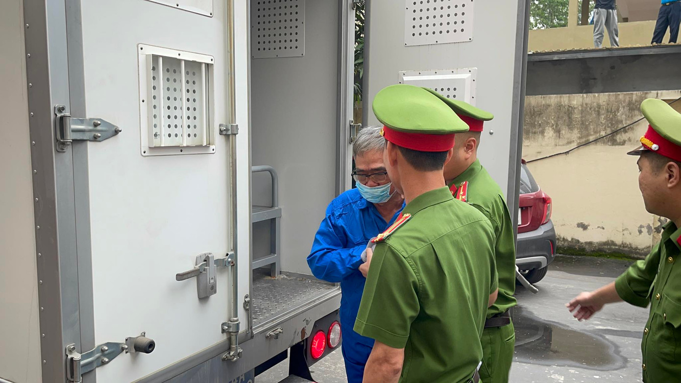 Với dáng vẻ tiều tụy, ông Ca bước đi nặng nề. Với dáng vẻ tiều tụy, ông Ca bước đi nặng nề.