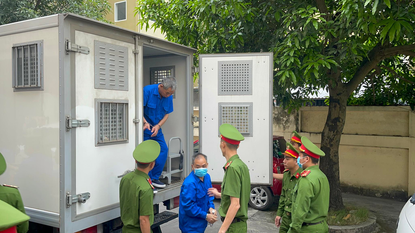 Đúng 7h40, xe dẫn giải các bị cáo có mặt tại sân TAND tỉnh Quảng Ninh. Đúng 7h40, xe dẫn giải các bị cáo có mặt tại sân TAND tỉnh Quảng Ninh.