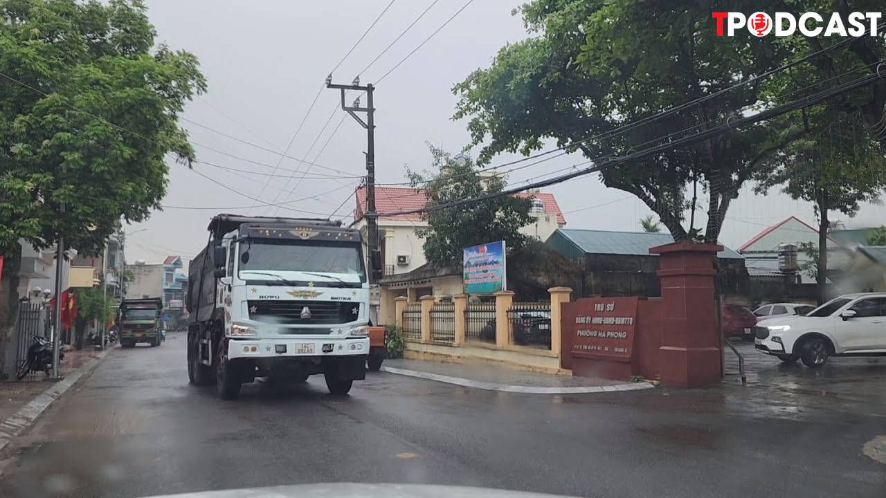 Đoàn xe hổ vồ ngang nhiên đi qua cổng UBND phường Hà Phong, TP Hạ Long.