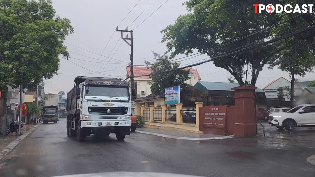 Đoàn xe hổ vồ ngang nhiên đi qua cổng UBND phường Hà Phong, TP Hạ Long. Đoàn xe hổ vồ ngang nhiên đi qua cổng UBND phường Hà Phong, TP Hạ Long.
