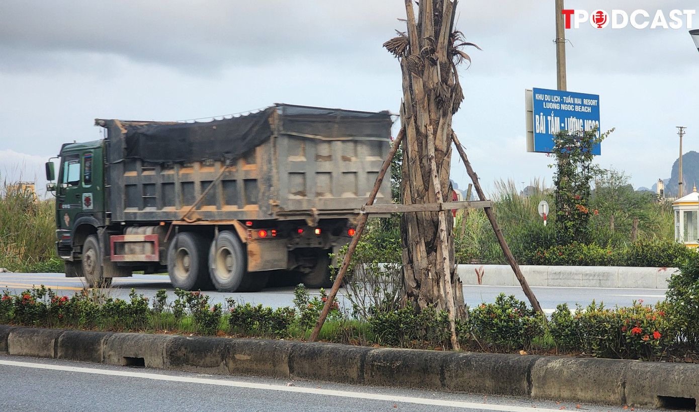 Xe quá tải hoạt động trên đường bao biển trước khi rẽ xuống cảng Lương Ngọc.