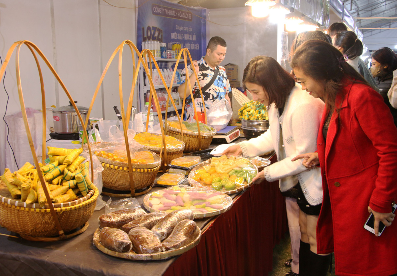 Du khách thích thú với các loại bánh được trưng bày tại liên hoan ẩm thực. Du khách thích thú với các loại bánh được trưng bày tại liên hoan ẩm thực.