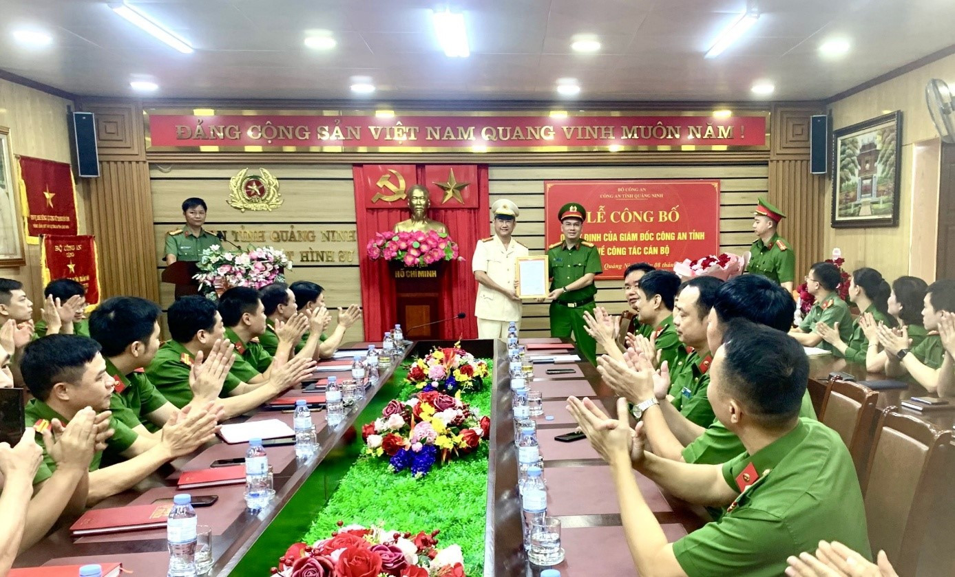 Thượng tá Cù Quốc Thắng, Phó Giám đốc Công an tỉnh Quảng Ninh trao quyết định bổ nhiệm và tặng hoa chúc mừng Trung tá Nguyễn Hữu Thắng. Thượng tá Cù Quốc Thắng, Phó Giám đốc Công an tỉnh Quảng Ninh trao quyết định bổ nhiệm và tặng hoa chúc mừng Trung tá Nguyễn Hữu Thắng.