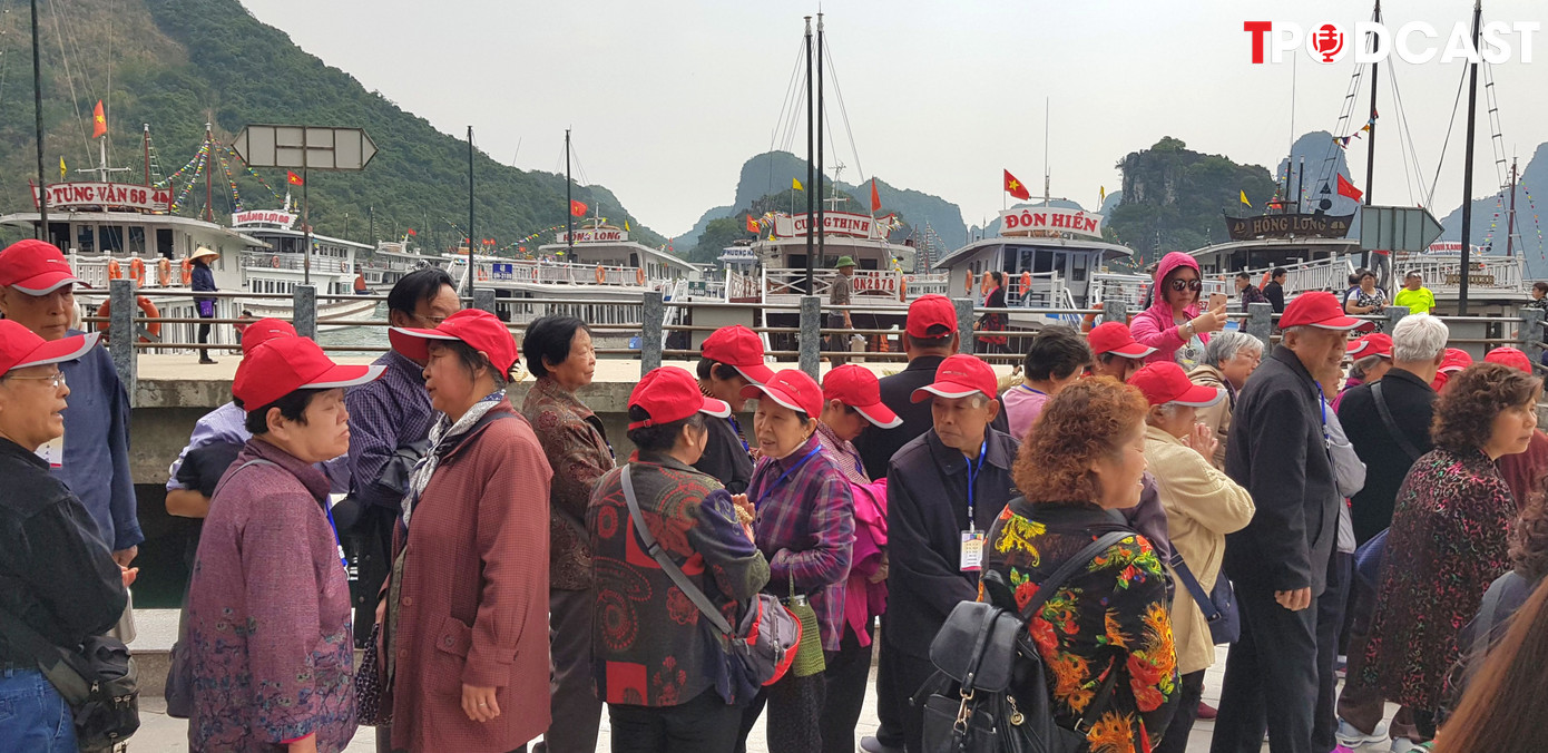 Du khách tham quan đảo Ti-tốp, vịnh Hạ Long. Du khách tham quan đảo Ti-tốp, vịnh Hạ Long.