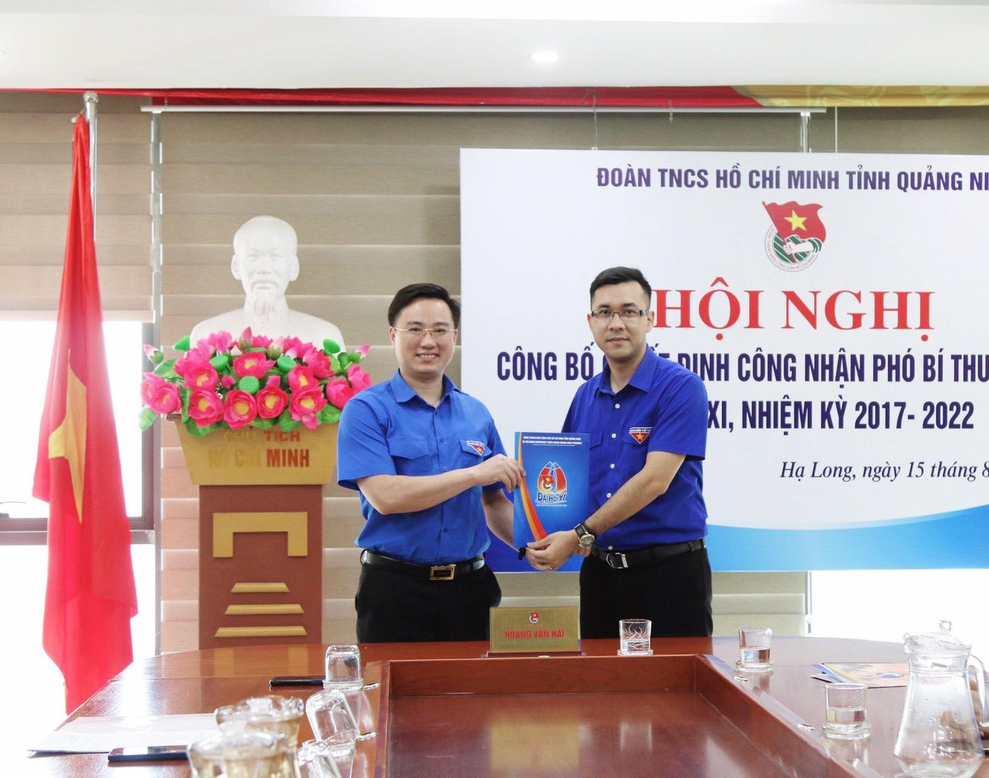 Anh Hoàng Văn Hải, Bí thư Tỉnh Đoàn (bên trái) trao quyết định của Ban Bí thư Trung ương Đoàn về việc công nhận Phó Bí thư Tỉnh Đoàn Quảng Ninh khóa XI, nhiệm kỳ 2017-2022 đối với anh Nguyễn Thế Minh (bên phải). Anh Hoàng Văn Hải, Bí thư Tỉnh Đoàn (bên trái) trao quyết định của Ban Bí thư Trung ương Đoàn về việc công nhận Phó Bí thư Tỉnh Đoàn Quảng Ninh khóa XI, nhiệm kỳ 2017-2022 đối với anh Nguyễn Thế Minh (bên phải).