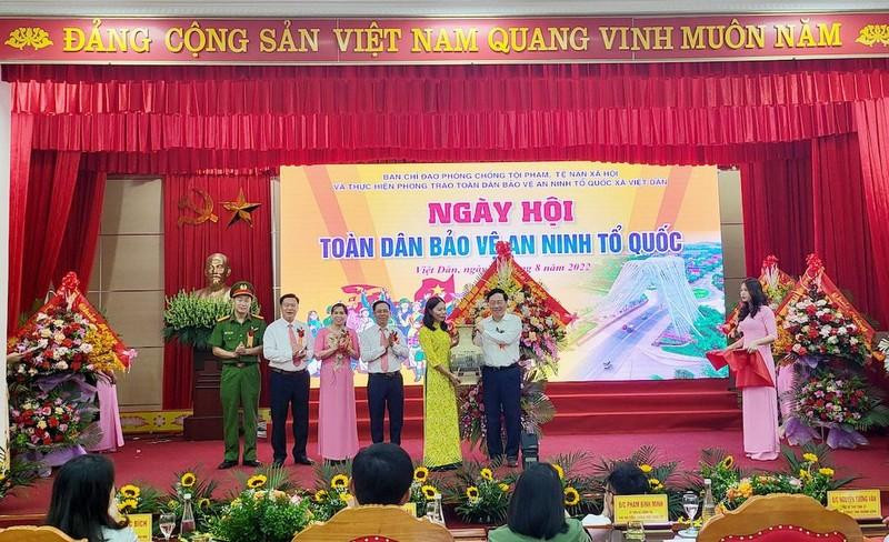 Phó Thủ tướng Thường trực Chính phủ Phạm Bình Minh tặng hoa và quà cho Đảng bộ, chính quyền và nhân dân xã Việt Dân, thị xã Đông Triều. Phó Thủ tướng Thường trực Chính phủ Phạm Bình Minh tặng hoa và quà cho Đảng bộ, chính quyền và nhân dân xã Việt Dân, thị xã Đông Triều.
