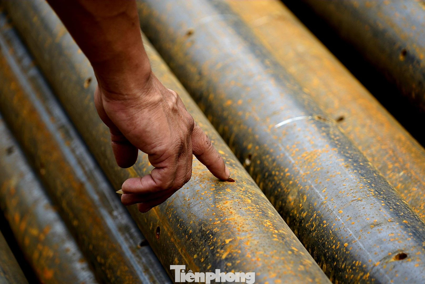 Bơm bê tông vào những lỗ nhỏ của các ống thép để tạo độ kết dính