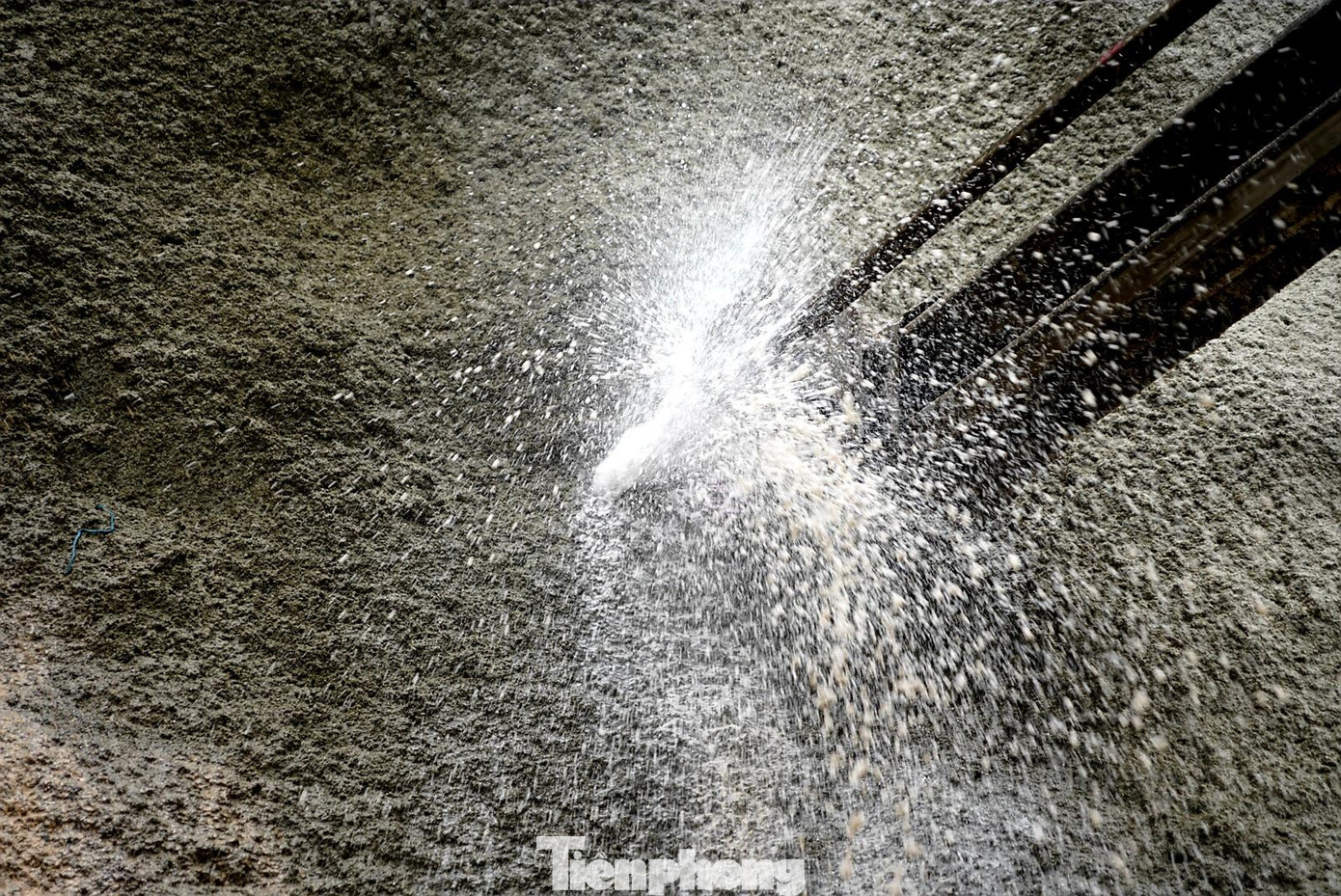 Những mũi khoan đá dài 20m được khoan sâu vào núi đá để thăm dò và đặt các thiết bị chuyên dụng phục vụ việc thi công