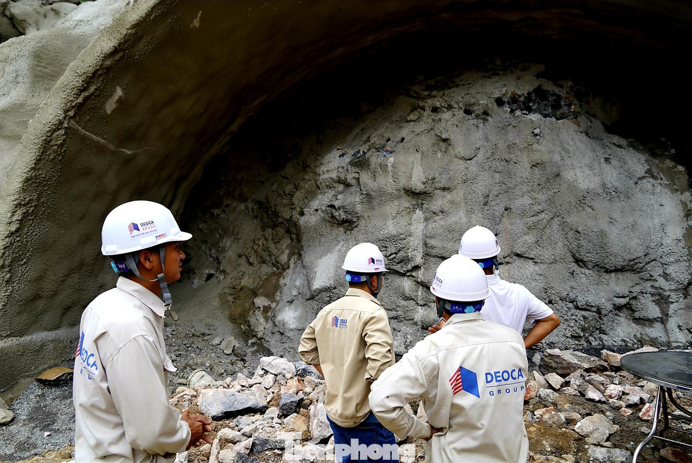 Giám đốc điều hành Công ty CP tập đoàn Đèo Cả Nguyễn Duy Sông (đơn vị thi công) cho biết, địa hình nơi thi công đường hầm khá phức tạp. Núi đá vôi rất cứng, giữa các tảng đá có nhiều khe hở tạo kết cấu không vững chắc.