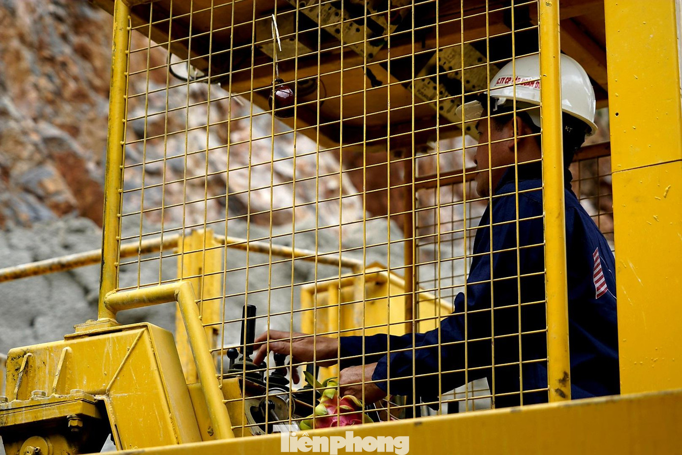 Công nhân làm việc liên tục 3 ca mỗi ngày để kịp tiến độ thi công