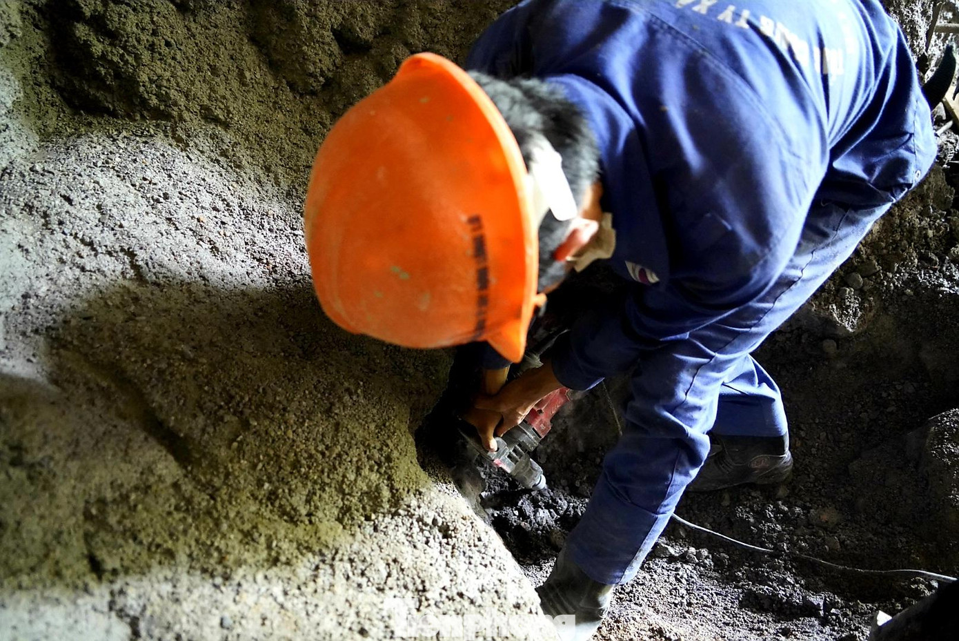 Đượ biết, trước đây ý tưởng làm con đường bao biển này không có hầm đường bộ. Nhưng để giữ cảnh quan núi đá vịnh Hạ Long, lãnh đạo Quảng Ninh đã quyết tâm làm hầm, tránh những tác động không đáng có lên di sản