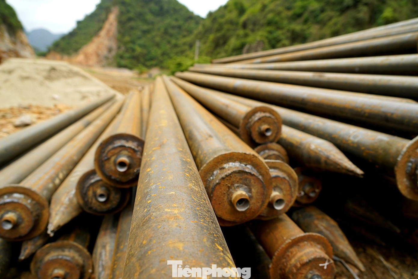 Địa hình caster cũng là thách thức cho đơn vị thi công. Để khắc phục việc này, đơn vị phải khoan những lỗ lớn rồi luồn ống dẫn, bơm bê tông vào để kết dính nóc hầm.