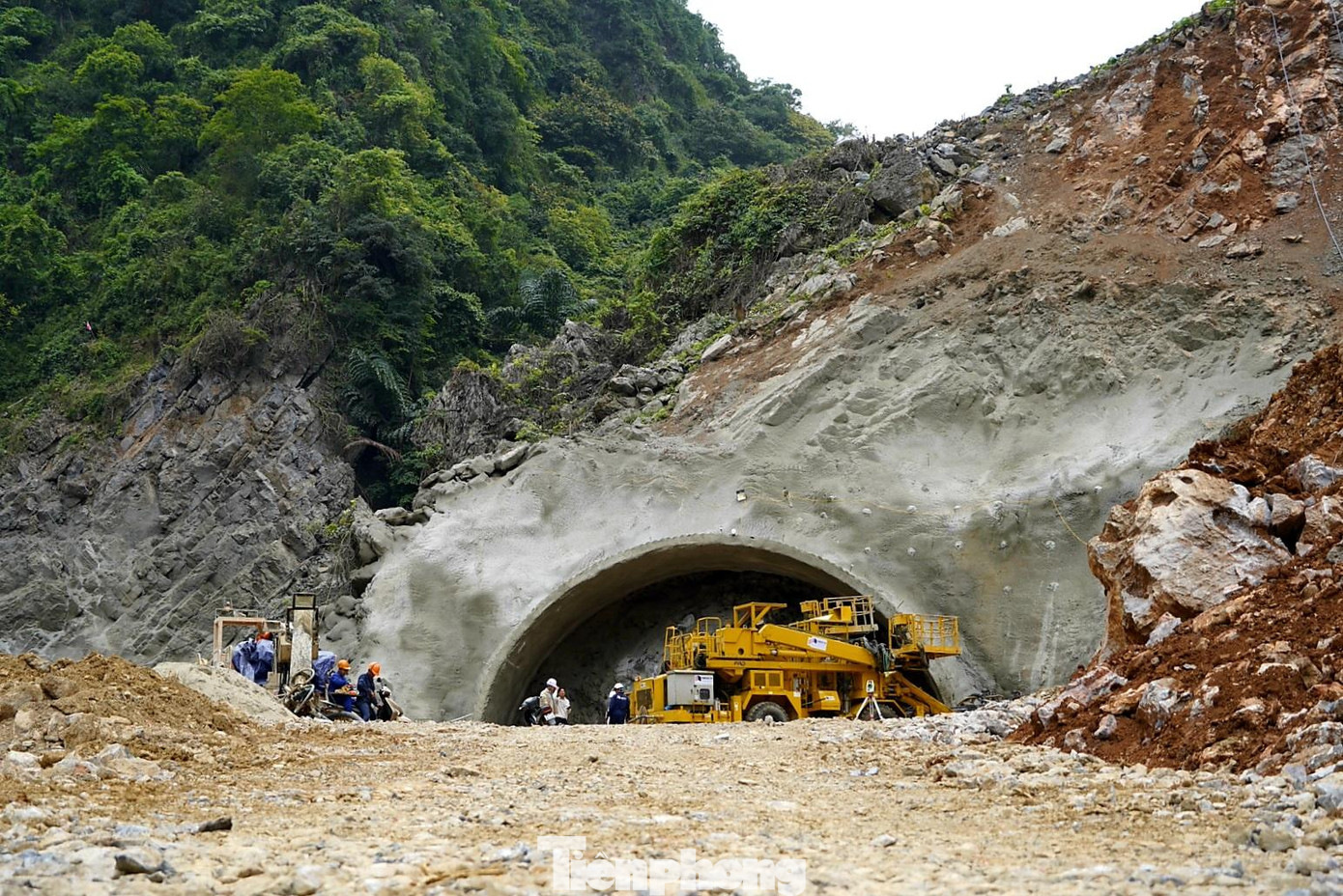 Công trình được xếp vào hạng khó thi công bậc nhất hiện nay vì độ phức tạp của địa hình núi đá vịnh Hạ Long