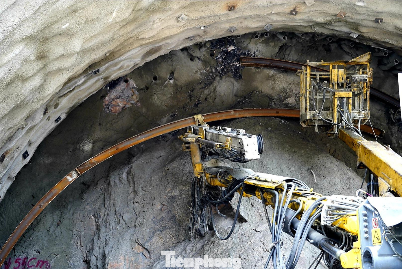 "Chúng tôi đã từng thi công nhiều công trình đường hầm nhưng chưa gặp địa hình khó khăn như thế này bao giờ", ông Sông nói.