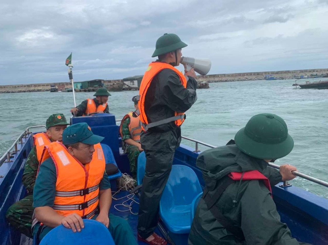 Lực lượng chức năng kêu gọi tàu thuyền về nơi tránh trú bão an toàn. Ảnh minh họa. Lực lượng chức năng kêu gọi tàu thuyền về nơi tránh trú bão an toàn. Ảnh minh họa.