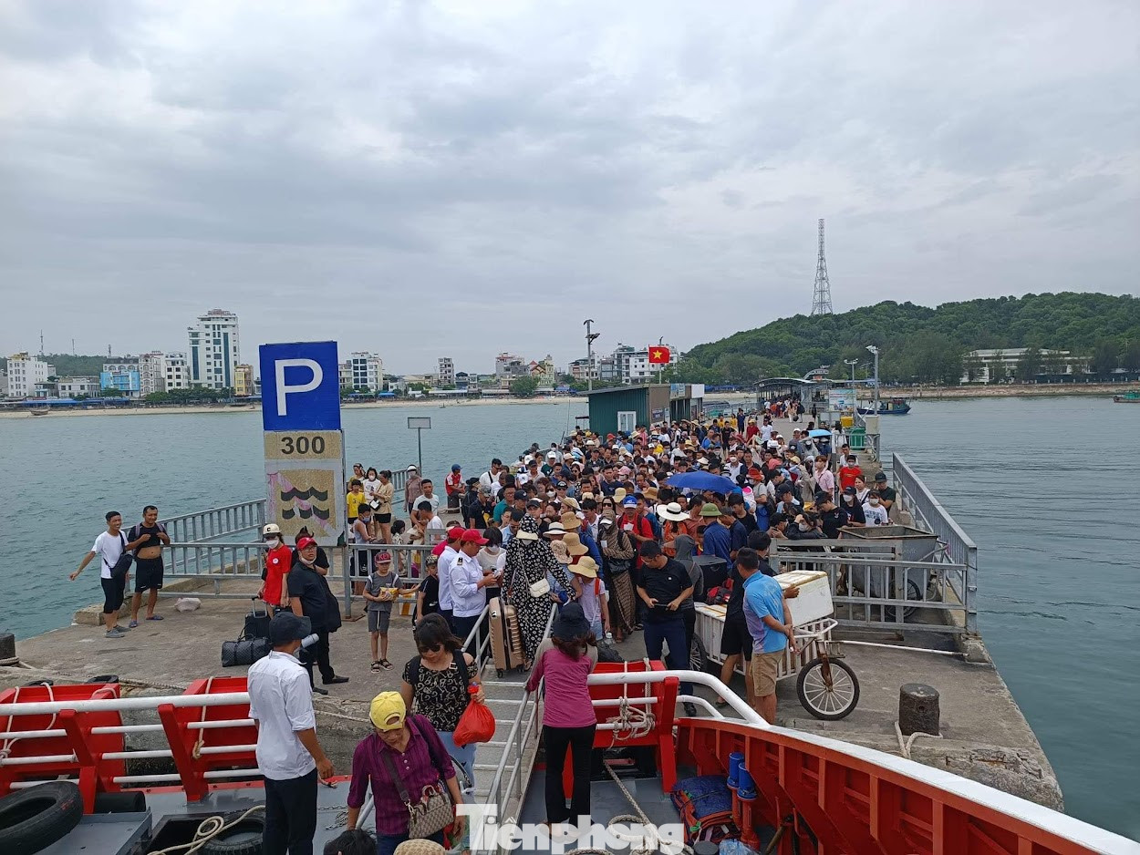 Du khách trên các tuyến đảo của Quảng Ninh sẽ trở về đất liền trước 16 giờ chiều nay (22/7)