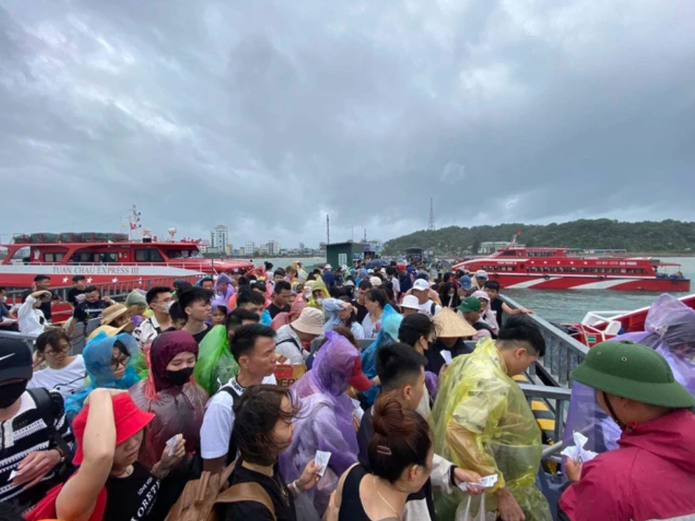 Hàng nghìn lượt du khách trên các tuyến đảo của Quảng Ninh được vận chuyển vào bờ trước 16 giờ ngày 22/7. Hàng nghìn lượt du khách trên các tuyến đảo của Quảng Ninh được vận chuyển vào bờ trước 16 giờ ngày 22/7.
