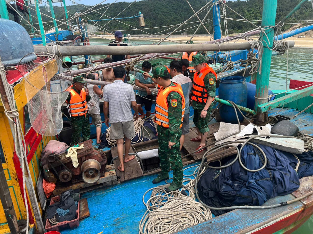 Kịp thời cứu nạn 4 ngư dân gặp sự cố trên biển Cô Tô.