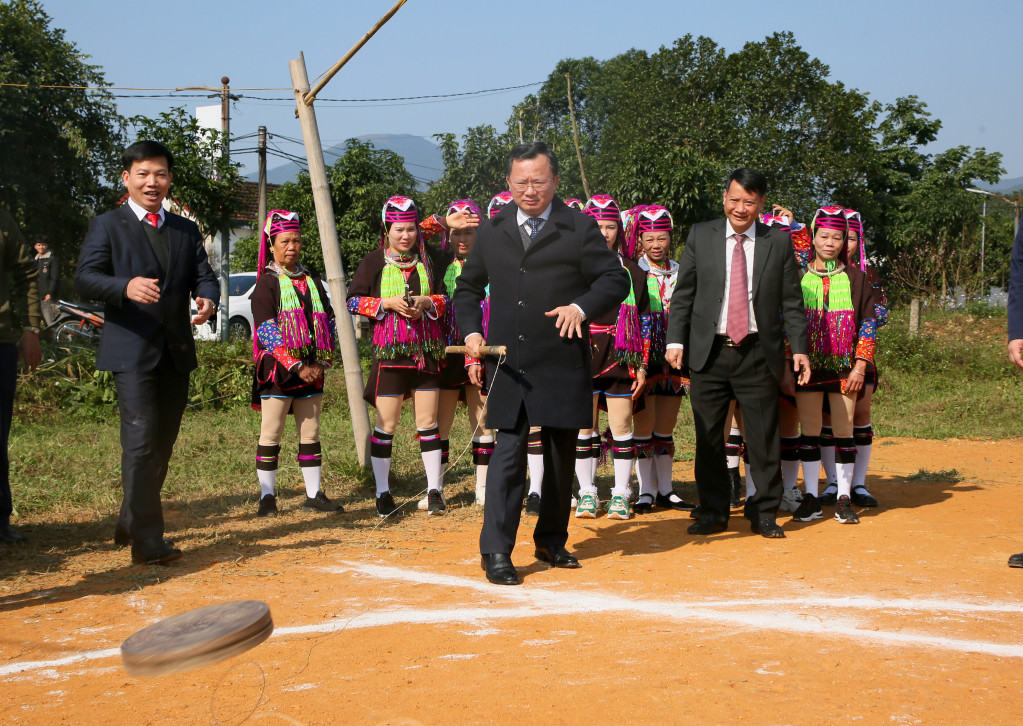Chủ tịch UBND tỉnh Quảng Ninh Cao Tường Huy chơi đánh quay cùng bà con dân tộc thiểu số.