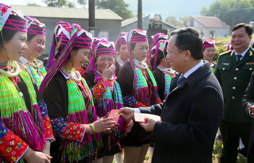 Ông Cao Tường Huy lì xì may mắn cho bà con dân tộc thiểu số xã Hải Sơn.