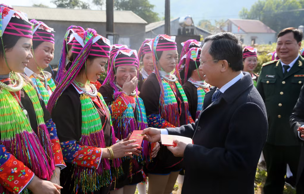 Ông Cao Tường Huy lì xì may mắn cho bà con dân tộc thiểu số xã Hải Sơn.