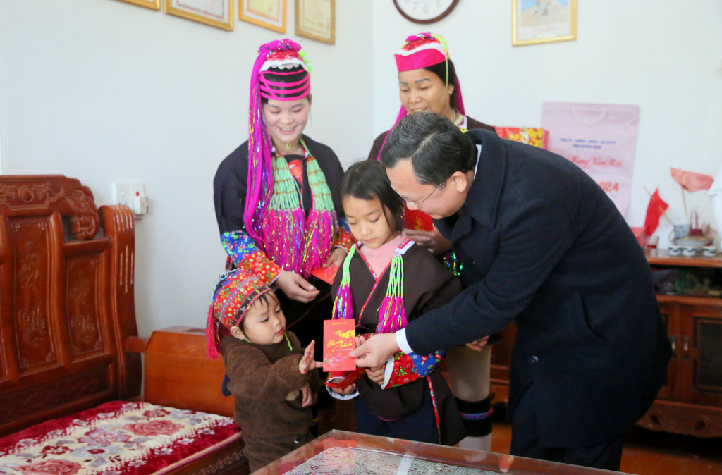 Chủ tịch UBND tỉnh Quảng Ninh đến thăm, tặng quà, chúc Tết gia đình người có uy tín tiêu biểu trong vùng đồng bào dân tộc thiểu số tại xã Hải Sơn, TP Móng Cái.