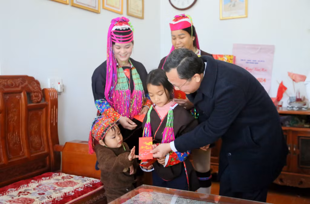 Chủ tịch UBND tỉnh Quảng Ninh đến thăm, tặng quà, chúc Tết gia đình người có uy tín tiêu biểu trong vùng đồng bào dân tộc thiểu số tại xã Hải Sơn, TP Móng Cái.