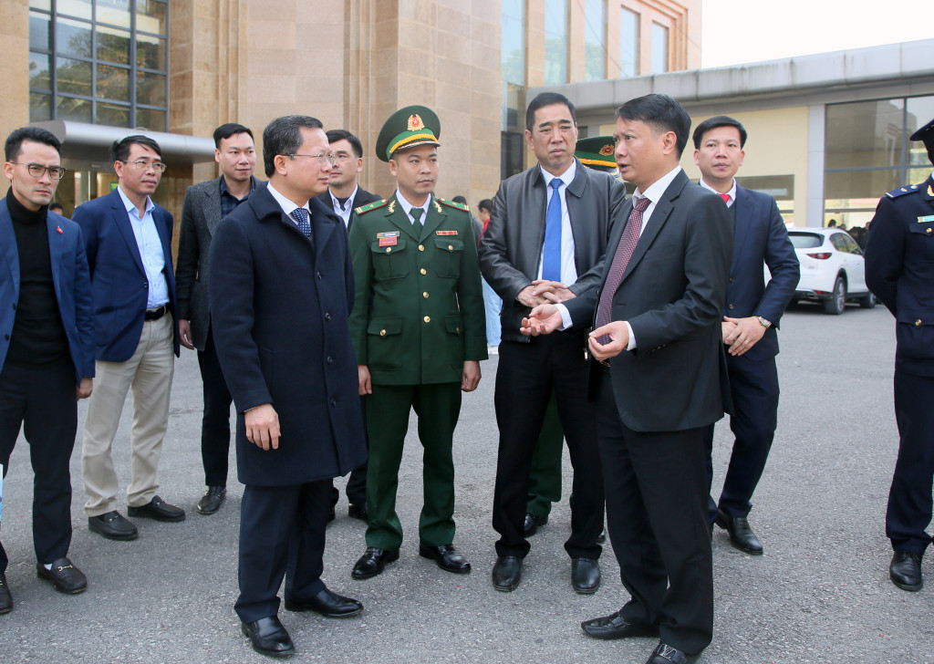 Chủ tịch UBND tỉnh Quảng Ninh kiểm tra nhanh tình hình xuất nhập khẩu đầu năm tại cửa khẩu Móng Cái.