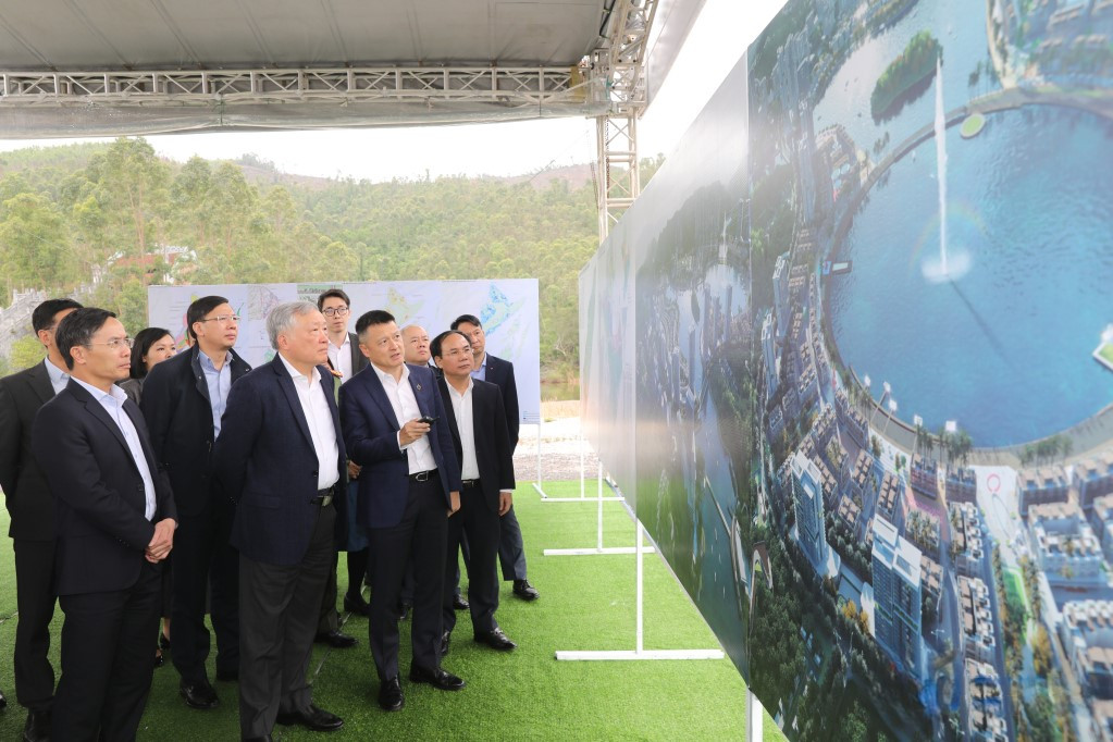 Phó Thủ tướng Nguyễn Hòa Bình khảo sát tại dự án đầu tư, xây dựng khu công viên phức hợp nghỉ dưỡng cao cấp Vân Đồn. Phó Thủ tướng Nguyễn Hòa Bình khảo sát tại dự án đầu tư, xây dựng khu công viên phức hợp nghỉ dưỡng cao cấp Vân Đồn.