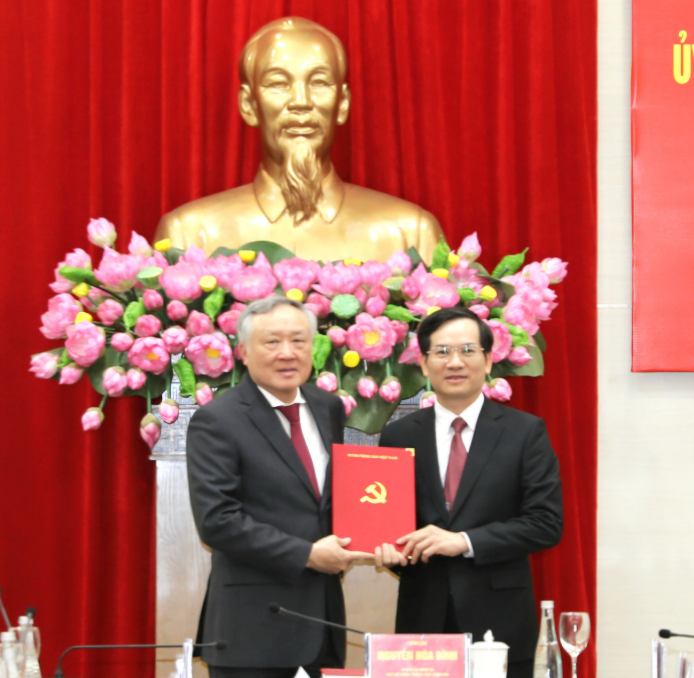 Phó Thủ tướng Thường trực Chính phủ Nguyễn Hòa Bình trao quyết định chuẩn y ông Vũ Quyết Tiến giữ chức vụ Phó Bí thư Tỉnh ủy Quảng Ninh nhiệm kỳ 2020-2025. Phó Thủ tướng Thường trực Chính phủ Nguyễn Hòa Bình trao quyết định chuẩn y ông Vũ Quyết Tiến giữ chức vụ Phó Bí thư Tỉnh ủy Quảng Ninh nhiệm kỳ 2020-2025.