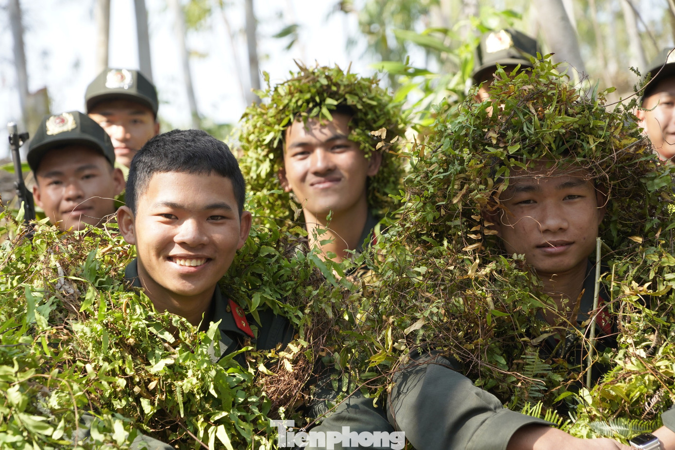 Không chỉ học cách dùng bùn đất mà phải dùng cây cối xung quanh để ngụy trang sao cho giống với lùm cây ngọn cỏ, tránh bị địch phát hiện.