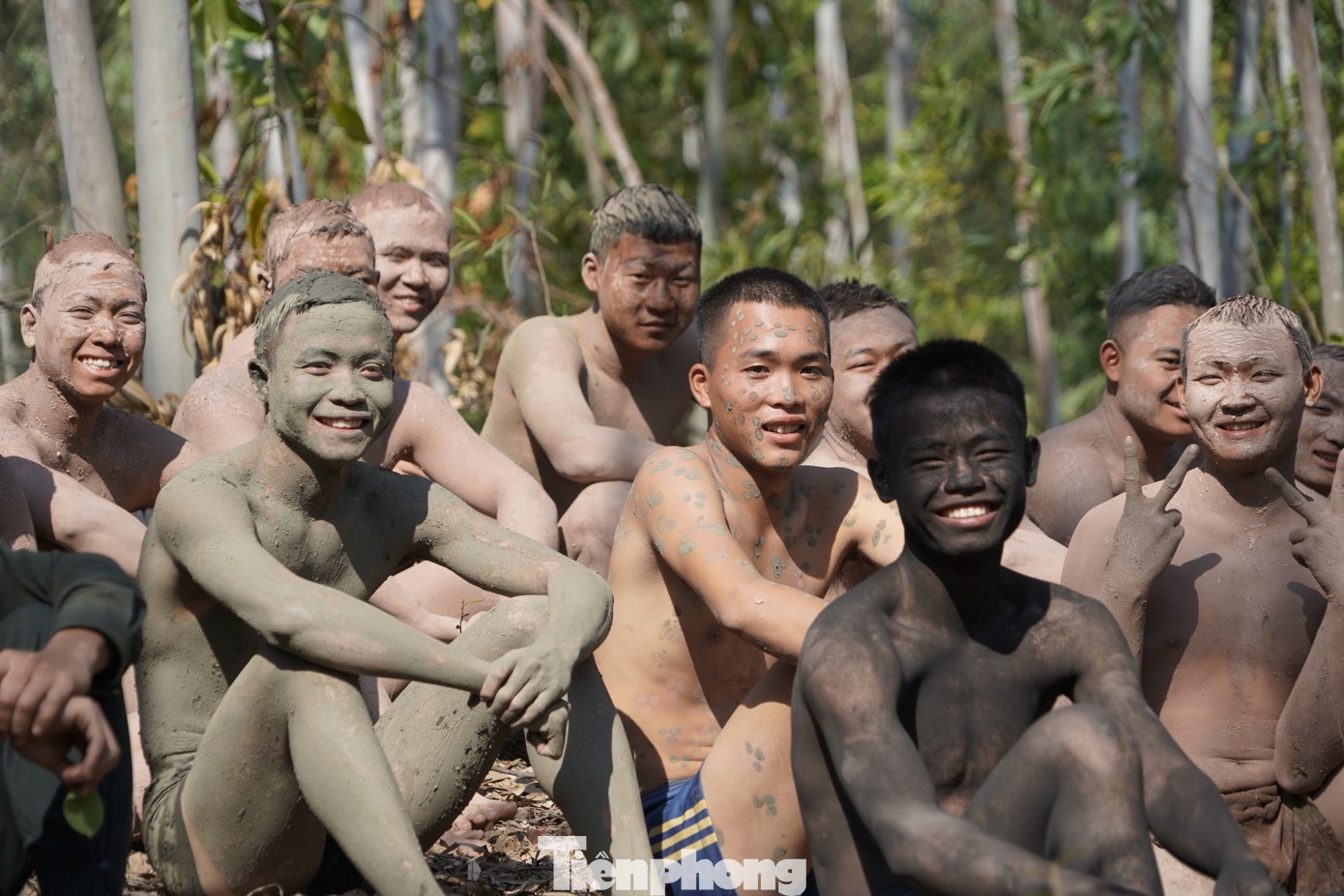 Đây là khóa huấn luyện lực lượng chống khủng bố đầu tiên trên cả nước. Nhiều nam thanh niên tuổi mới mười chín đôi mươi đang hừng hực khí thế của sức trẻ, họ muốn phấn đấu rèn luyện để cống hiến cho tổ quốc.