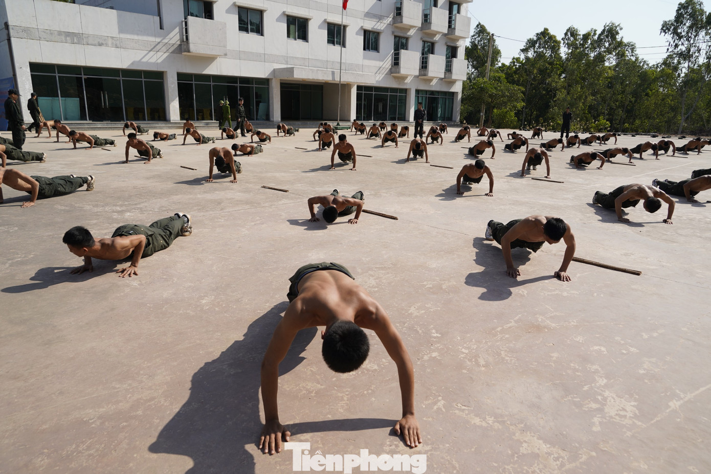 Mặc cho giá rét hay nóng bức, các chiến sỹ đều cởi trần để thực hiện những bài tập khổ luyện nâng cao thể lực.