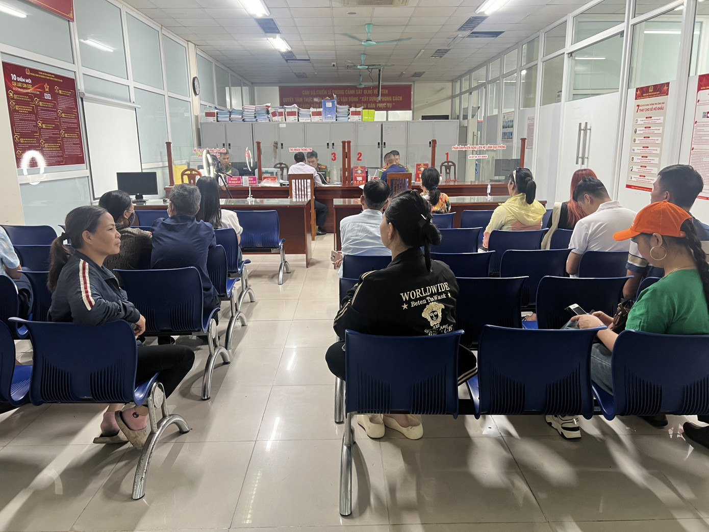 Nhờ có sự hỗ trợ của Trợ lý ảo, người dân không phải xếp hàng, chờ đợi lâu khi đến làm thủ tục. Nhờ có sự hỗ trợ của Trợ lý ảo, người dân không phải xếp hàng, chờ đợi lâu khi đến làm thủ tục.