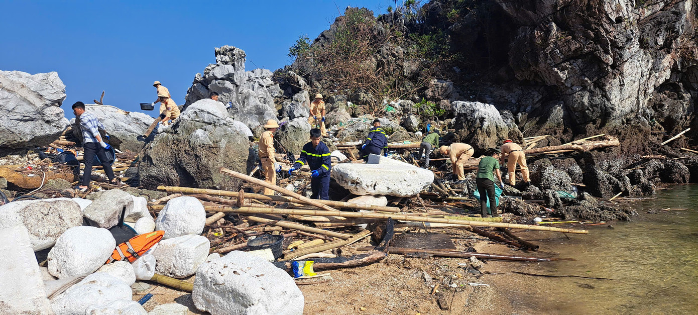 Lực lượng chức năng cùng Ban Quản lý vịnh Hạ Long ra quân thu gom rác trên vịnh Hạ Long. Lực lượng chức năng cùng Ban Quản lý vịnh Hạ Long ra quân thu gom rác trên vịnh Hạ Long.