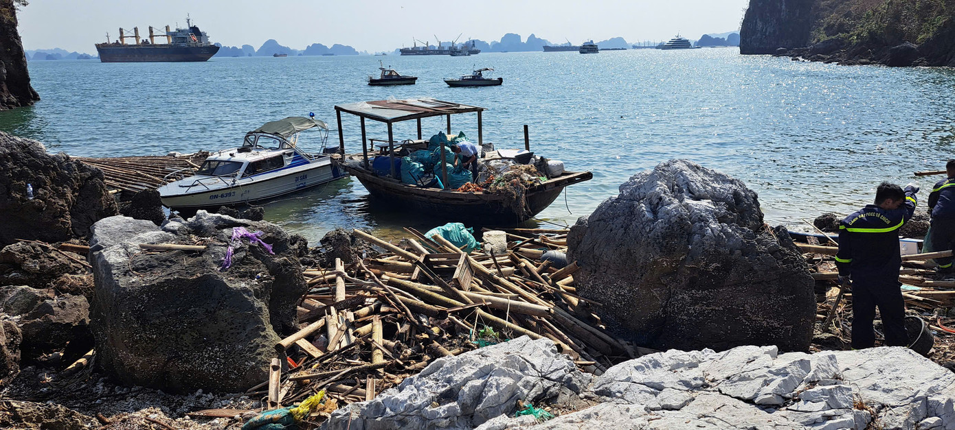 Sau bão YAGI, rác trôi dạt vào các đảo đá trên vịnh Hạ Long. Sau bão YAGI, rác trôi dạt vào các đảo đá trên vịnh Hạ Long.